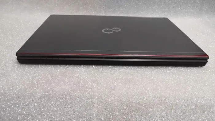 Ноутбук Fujitsu Lifebook E736 / 13.3" TN / Core i5-6300U (2(4) ядра по 2.4-3GHz) / 8GB DDR4 / 500GB HDD / HD Graphics 520 / WebCam б/в - зображення 4