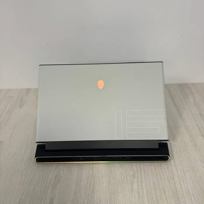 Ігровий ноутбук Б-класу Dell Alienware m15 R3 / 15,6" (1920x1080) IPS / Intel Core i7-10750H (6 (12) ядер по 2,6 - 5,0 ГГц) / 16 ГБ DDR4 / 256 ГБ SSD / nVidia GeForce RTX 2070 Super, 8 ГБ GDDR6, 256-біт б/в - зображення 8