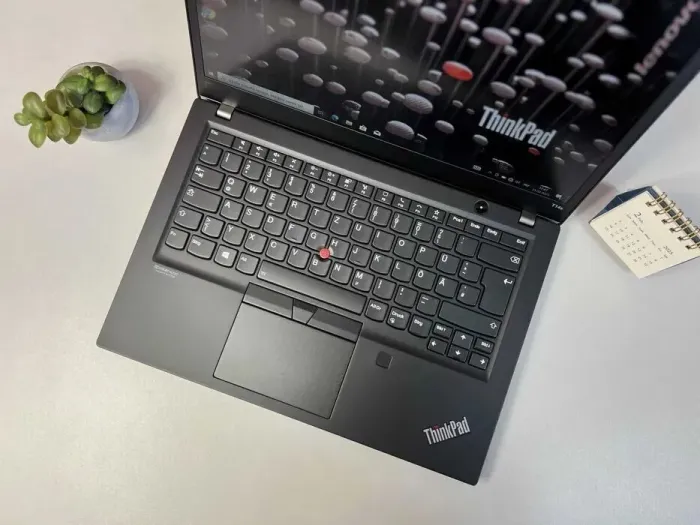 Ультрабук Lenovo ThinkPad T14s Gen 1 / 14" (1920x1080) IPS / Intel Core i5-10210U (4 (8) ядра по 1.6 - 4.2 GHz) / 16 GB DDR4 / 512 GB SSD M.2 / Intel UHD Graphics / WebCam б/в - зображення 3