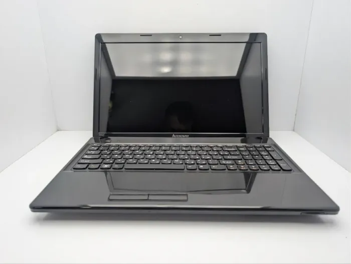 Ноутбук Lenovo IdeaPad G585 / 15.6" (1366x768) TN / AMD E1-1200 (2 ядра по 1.4 GHz) / 6 GB DDR3 / 500 GB HDD / AMD Radeon HD 7310 Graphics / WebCam / DVD-ROM б/в - зображення 3
