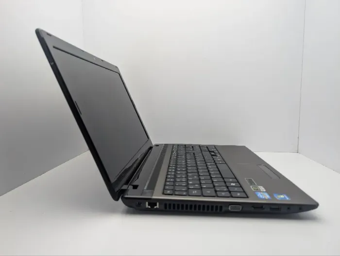 Ноутбук Acer Aspire E1-531G / 15.6" (1366x768) TN / Intel Core i3-2310M (2 (4) ядра по 2.1 GHz) / 6 GB DDR3 / 1000 GB HDD / nVidia GeForce GT 520M, 1 GB GDDR3, 64-bit / WebCaM / DVD-ROM б/в - зображення 4