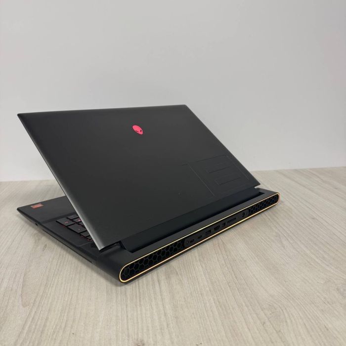 Ігровий ноутбук Б-класу Dell Alienware m18 R1 / 18" (1920x1200) IPS / AMD Ryzen 9 7845HX (12 (24) ядер по 3,0 - 5,2 ГГц) / 16 ГБ DDR5 / 512 ГБ SSD NVMe / nVidia GeForce RTX 4070, 8 ГБ GDDR6, 128-біт / Веб-камера б/в - зображення 6