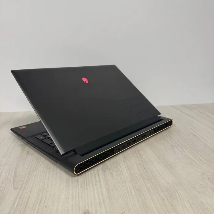 Ігровий ноутбук Б-класу Dell Alienware m18 R1 / 18" (1920x1200) IPS / AMD Ryzen 9 7845HX (12 (24) ядер по 3,0 - 5,2 ГГц) / 16 ГБ DDR5 / 512 ГБ SSD NVMe / nVidia GeForce RTX 4070, 8 ГБ GDDR6, 128-біт / Веб-камера б/в - зображення 6