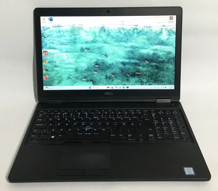 Ігровий ноутбук Б-класу Dell Latitude 5580 / 15,6" (1920x1080) IPS / Intel Core i7-7820HQ (4 (8) ядра по 2,9 - 3,9 ГГц) / 8 ГБ DDR4 / 256 ГБ SSD / nVidia GeForce 940MX, 2 ГБ GDDR5, 64-біт / WebCam / Win 11 Pro б/в - зображення 2