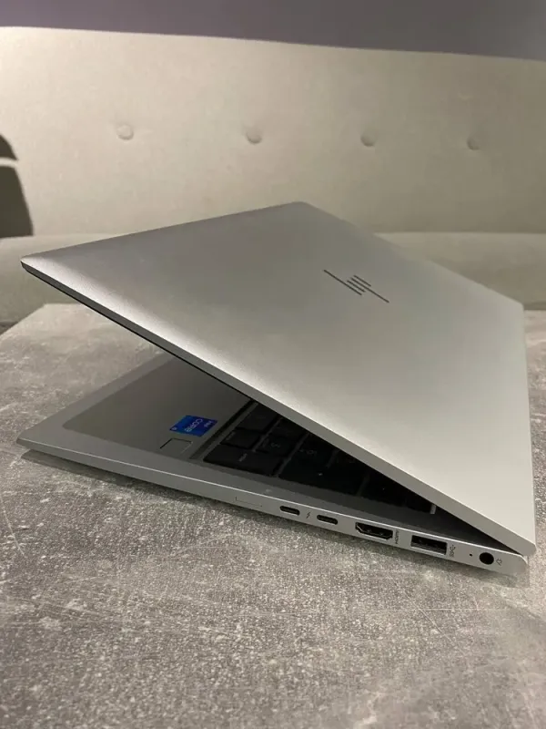 Ультрабук Б-клас HP EliteBook 850 G8 / 15.6" (1920x1080) IPS / Intel Core i5-1145G7 (4 (8) ядра по 2.6 - 4.4 GHz) / 16 GB DDR4 / 256 GB SSD M.2 / Intel Iris Xe Graphics / WebCam / Win 11 б/в - зображення 4