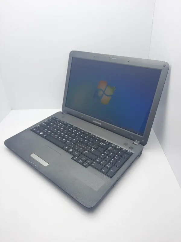 Ноутбук Б-клас Samsung R530 / 15.6" (1366x768) TN / Intel Pentium T4500 (2 ядра по 2.0 GHz) / 4 GB DDR3 / 120 GB SSD / Intel HD Graphics / WebCam б/в - зображення 4