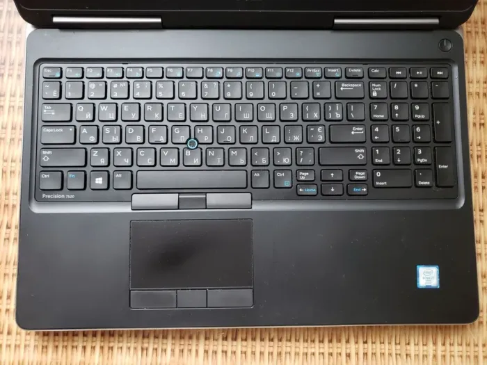 Мобільна робоча станція Dell Precision 7520 / 15.6" (1920x1080) TN / Intel Core i7-6820HQ (4 (8) ядра по 2.7 - 3.6 GHz) / 32 GB DDR4 / 256 GB SSD M.2 + 750 GB HDD / nVidia Quadro M2200, 4 GB GDDR5, 128-bit / WebCam б/в - зображення 3