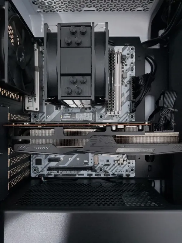 Ігровий ПК AeroCool Aero One Frost Tower / Intel Core i7-7700 (4 (8) ядер 3,6 - 4,2 ГГц) / 32 ГБ DDR4 / 480 ГБ SSD M.2 + 1000 ГБ HDD / AMD Radeon RX 5700 XT, 8 ГБ GDDR6, 256-біт / 600 Вт б/в - зображення 5