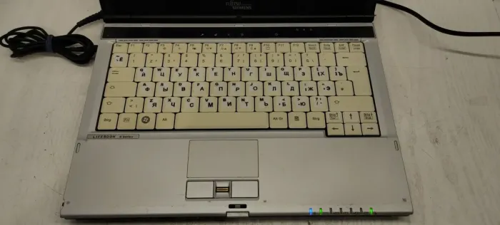 Ноутбук Б-клас Fujitsu LifeBook S6420 / 13.3" (1280x800) TN / Intel Core 2 Duo P8600 (2 ядра по 2.4 GHz) / 4 GB DDR3 / 160 GB HDD / Intel GMA 4500MHD Graphics / WebCam / Без АКБ б/в - зображення 3