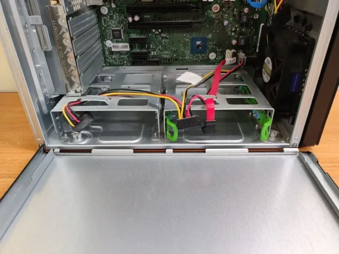 Комп'ютер Fujitsu Esprimo P757/E90+ Tower / Intel Core i5-6500 (4 ядра по 3,2 - 3,6 ГГц) / 16 ГБ DDR4 / 240 ГБ SSD / Intel HD Graphics 530 / 280 Вт / DisplayPort / DVI б/в - зображення 8