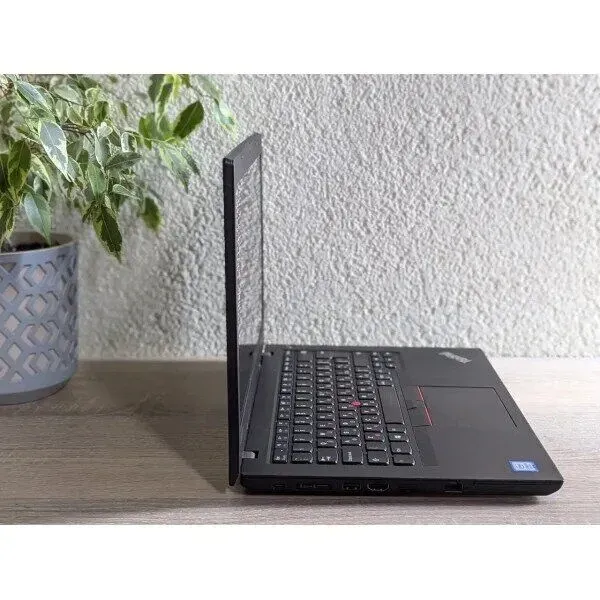 Ультрабук Б-клас Lenovo ThinkPad L490 / 14" (1920x1080) IPS / Intel Core i3-8145U (2 (4) ядра по 2.1 - 3.9 GHz) / 8 GB DDR4 / 256 GB SSD / Intel UHD Graphics / WebCam б/в - зображення 5