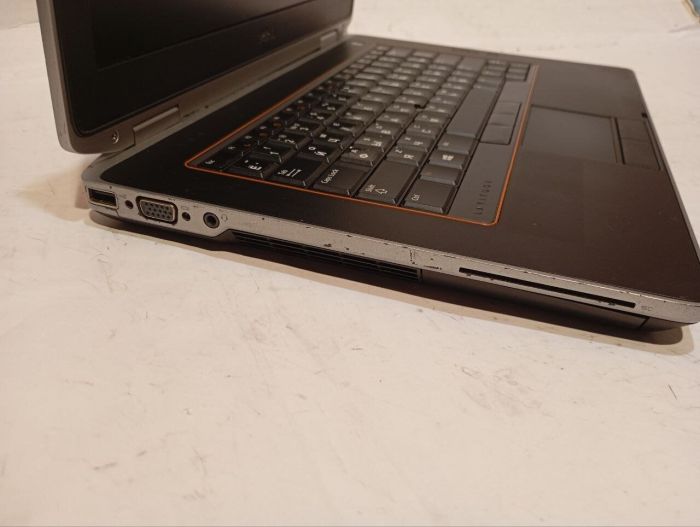Ноутбук Б-клас Dell Latitude E6420 / 14" (1366x768) TN / Intel Core i3-2310M (2 (4) ядра по 2.1 GHz) / 4 GB DDR3 / 120 GB SSD / Intel HD Graphics 3000 / DVD-RW / АКБ не тримає б/в - зображення 4