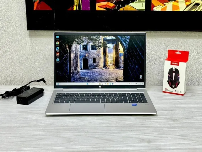 Ультрабук HP ProBook 450 G10 / 15.6" (1920x1080) IPS / Intel Core i5-1335U (10 (12) ядер по 3.4 - 4.6 GHz) / 8 GB DDR4 / 256 GB SSD / Intel Iris Xe Graphics / WebCam / Win 11 Pro б/в - зображення 2