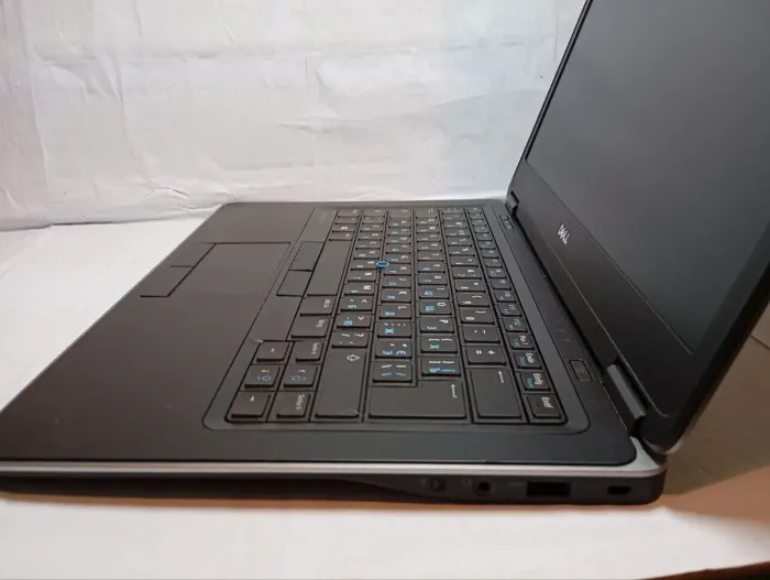 Ультрабук Б-клас Dell Latitude E7440 / 14" (1920x1080) TN / Intel Core i5-4300U (2 (4) ядра по 1.9 - 2.9 GHz) / 8 GB DDR3 / 256 GB SSD / Intel HD Graphics 4400 / WebCam б/в - зображення 6