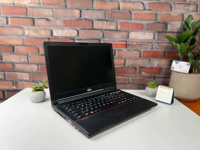 Ноутбук Fujitsu LifeBook E546 / 14" (1366x768) TN / Intel Core i3-6100U (2 (4) ядра по 2.3 GHz) / 8 GB DDR4 / 256 GB SSD / Intel HD Graphics 520 / WebCam б/в - зображення 2