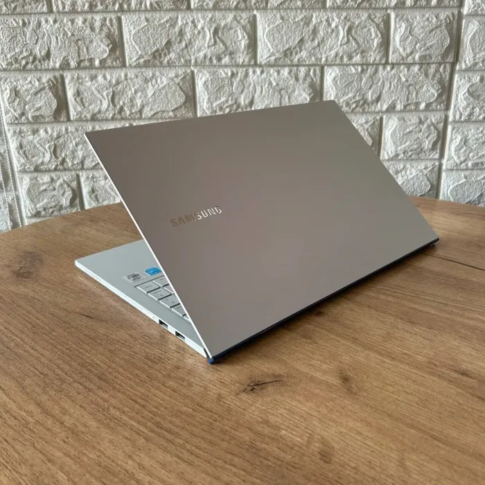 Ультрабук Б-клас Samsung Galaxy Book Ion White NP950XCJ-K02US / 15.6" (1920x1080) IPS / Intel Core i7-10510U (4 (8) ядра по 1.8-4.9 GHz) / 16 GB DDR4 / 256 GB SSD / UHD Graphics / WebCam б/в - зображення 6