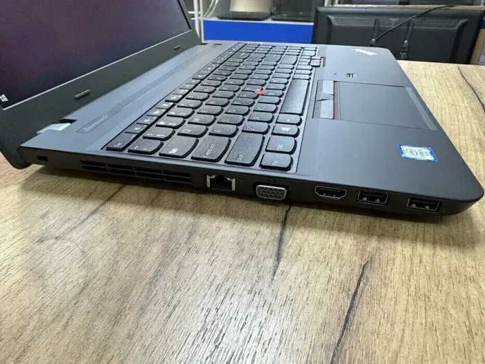 Ноутбук Lenovo ThinkPad E560 / 15.6" (1366x768) TN / Intel Core i5-6200U (2 (4) ядра по 2.3 - 2.8 GHz) / 8 GB DDR4 / 256 GB SSD / Intel HD Graphics 520 / WebCam / HDMI б/в - зображення 4