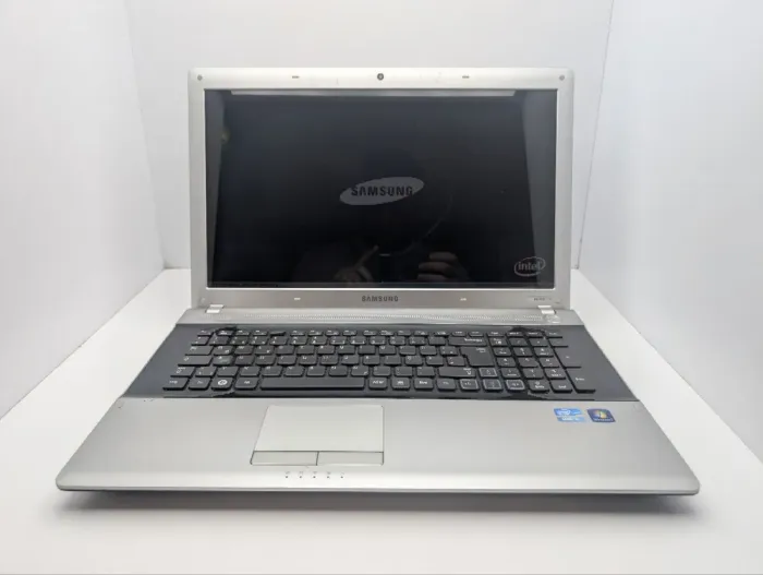 Ноутбук Samsung RV720 / 17.3" (1600x900) TN / Intel Core i5-2410M (2 (4) ядра по 2.3 - 2.9 GHz) / 6 GB DDR3 / 1000 GB HDD / Intel HD Graphics 3000 / WebCam б/в - зображення 3