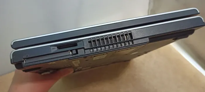 Ноутбук Toshiba Tecra A8 / 15.4" (1280x800) TN / Intel Core Duo T2300 (2 ядра по 1.66 GHz) / 3 GB DDR2 / 120 GB SSD / Intel GMA 950 Graphics / DVD-ROM / АКБ не тримає б/в - зображення 2