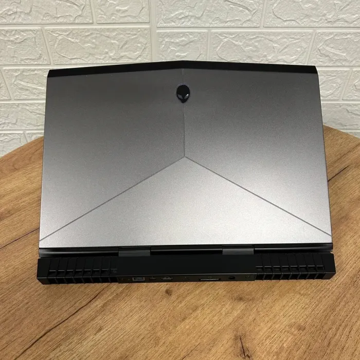 Ігровий ноутбук Dell Alienware 15 R3 / 15.6" (1920x1080) IPS / Intel Core i7-6700HQ (4 (8) ядра по 2.6 - 3.5 GHz) / 16 GB DDR4 / 128 GB SSD NVMe + 1000 GB HDD / nVidia GeForce GTX 1060, 6 GB GDDR5, 192-bit / WebCam б/в - зображення 3