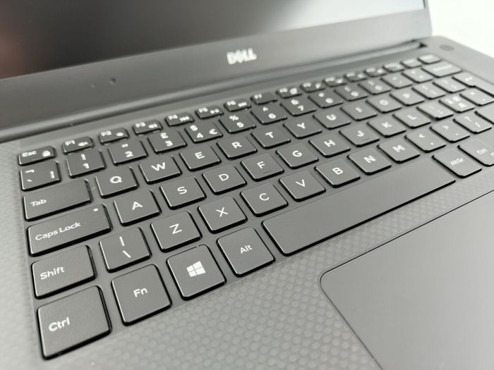 Мобільна робоча стинція Dell Precision 5520 / 15.6" (1920x1080) IPS / Intel Core i7-6820HQ (4 (8) ядра по 2.7 - 3.6 GHz) / 16 GB DDR4 / 240 GB SSD / nVidia Quadro M1200, 4 GB GDDR5, 128-bit / WebCam б/в - зображення 3