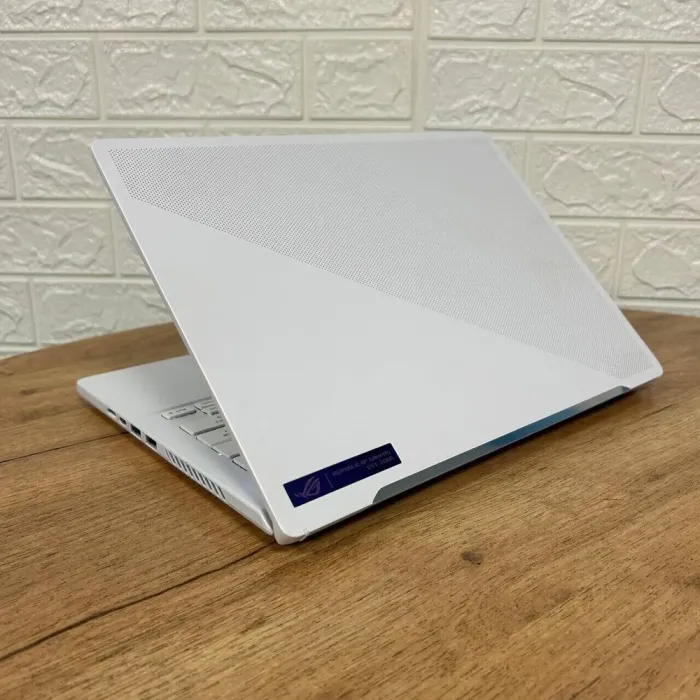 Ігровий ноутбук Б-клас Asus ROG Zephyrus G14 GA402RJ / 14" (2560x1600) IPS / AMD Ryzen 9 6900HS (8 (16) ядер по 3.3 - 4.9 GHz) / 16 GB DDR5 / 1000 GB SSD / AMD Radeon RX 6700S, 8 GB GDDR6, 128-bit / WebCam б/в - зображення 5