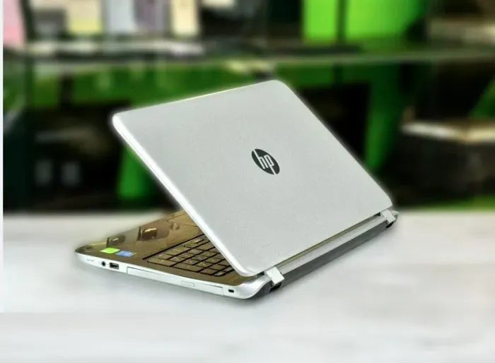 Ноутбук HP Pavilion 15-p258nl / 15.6" (1366x768) TN / Intel Core i7-5500U (2 (4) ядра по 2.4 - 3.0 GHz) / 16 GB DDR3 / 1000 GB SSD / nVidia GeForce 840M, 4 GB DDR3, 64-bit / WebCam / DVD-RW / Win 10 Home б/в - зображення 6
