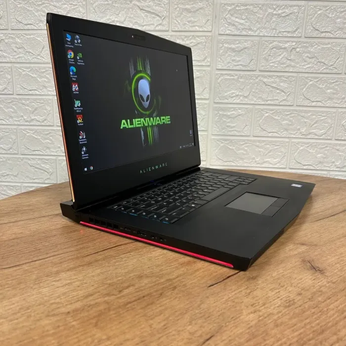 Ігровий ноутбук Б-клас Dell Alienware 15 R3 / 15.6" (1920x1080) IPS / Intel Core i7-6700HQ (4 (8) ядра по 2.6 - 3.5 GHz) / 16 GB DDR4 / 256 GB SSD + 1000 GB HDD / nVidia GeForce GTX 1060, 6 GB GDDR5, 192-bit / WebCam б/в - зображення 4