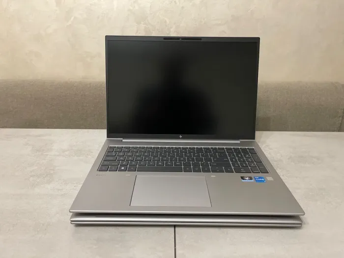 Мобільна робоча станція HP ZBook Firefly 16 G9 / 16" (1920x1200) IPS / Intel Core i5-1240P (12 (16) ядер по 3,3 - 4,4 ГГц) / 16 ГБ DDR5 / 1000 ГБ SSD M.2 / Intel Iris Xe Graphics / WebCam / Fingerprint б/в - зображення 4