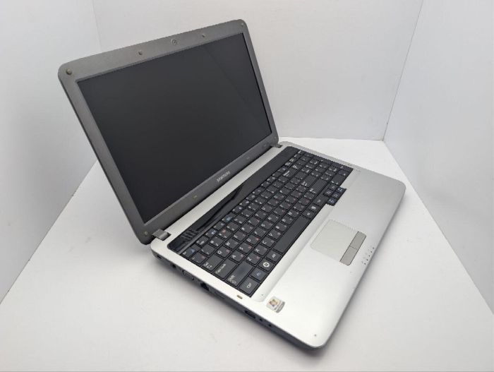 Ноутбук Samsung R528 / 15.6" (1366x768) TN / Intel Pentium T4500 (2 ядра по 2.3 GHz) / 6 GB DDR3 / 320 GB HDD / Intel Graphics / WebCam / DVD-ROM б/в - изображение 6