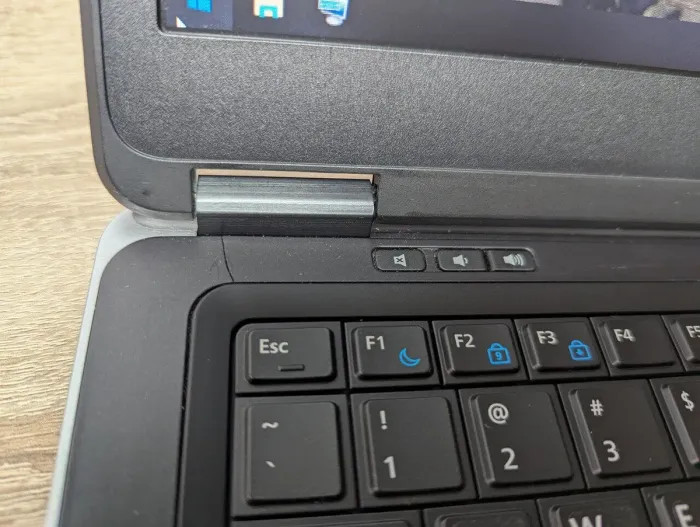 Ноутбук Б-клас Dell Latitude E7440 / 14" (1366x768) TN / Intel Core i5-4310U (2 (4) ядра по 2.0 - 3.0 GHz) / 8 GB DDR3 / 128 GB SSD / Intel HD Graphics 4400 / WebCam / USB 3.0 б/в - зображення 3