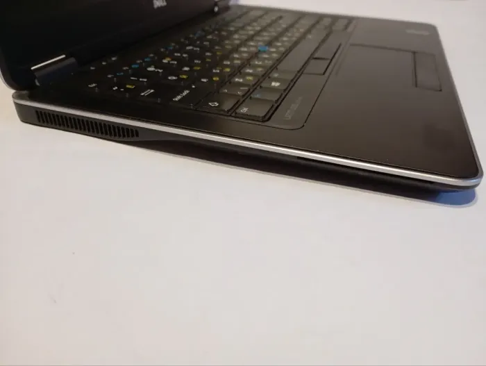 Ультрабук Dell Latitude E7440 / 14" (1920x1080) TN / Intel Core i5-4300U (2 (4) ядра по 1.9 - 2.9 GHz) / 8 GB DDR3 / 256 GB SSD / Intel HD Graphics 4400 / WebCam / АКБ не тримає б/в - зображення 5