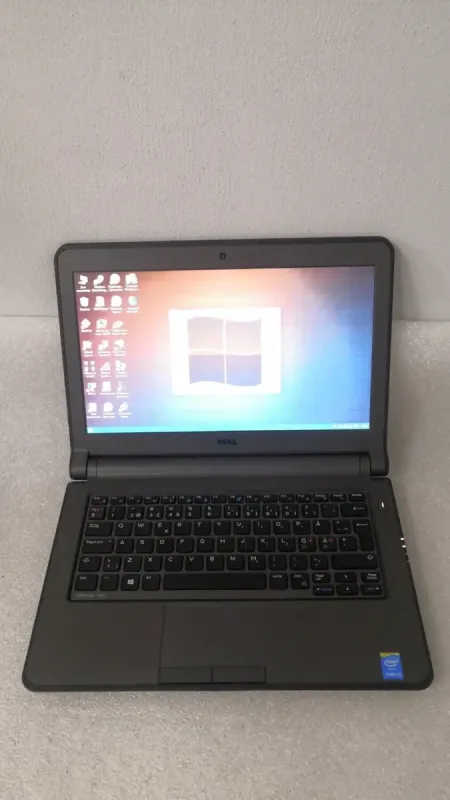 Ноутбук Dell Latitude E3350 / 13.3" (1366x768) TN / Intel Core i3-5005U (2 (4) ядра по 2.0 GHz) / 4 GB DDR3 / 500 GB HDD / Intel HD Graphics 5500 / WebCam / Windows 10 Pro б/в - зображення 2