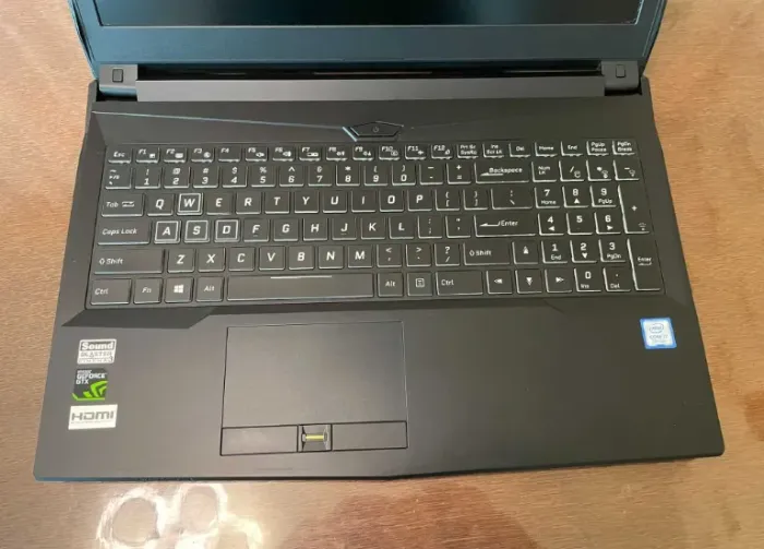 Ігровий ноутбук Clevo N850HJ / 15.6" (1920x1080) IPS / Intel Core i7-7700HQ (4 (8) ядра по 2.8 - 3.8 GHz) / 32 GB DDR4 / 256 GB SSD / nVidia GeForce GTX 1050, 2 GB GDDR5, 128-bit / WebCam б/в - зображення 5