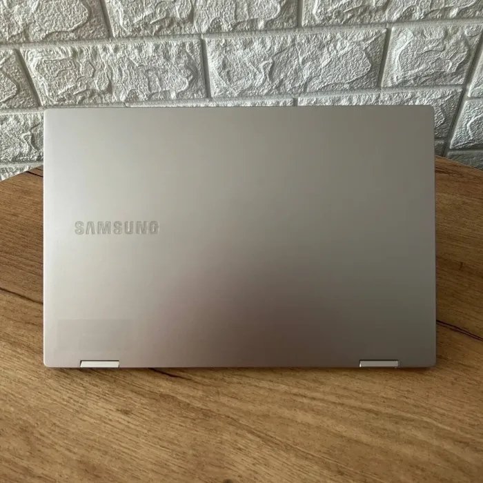 Ультрабук-трансформер Samsung NP930MBE-K05US / 13.3" (1920x1080) IPS Touch / Intel Core i7-8565U (4 (8) ядра по 1.8 - 4.6 GHz) / 16 GB DDR4 / 256 GB SSD / Intel UHD Graphics / WebCam б/в - зображення 3