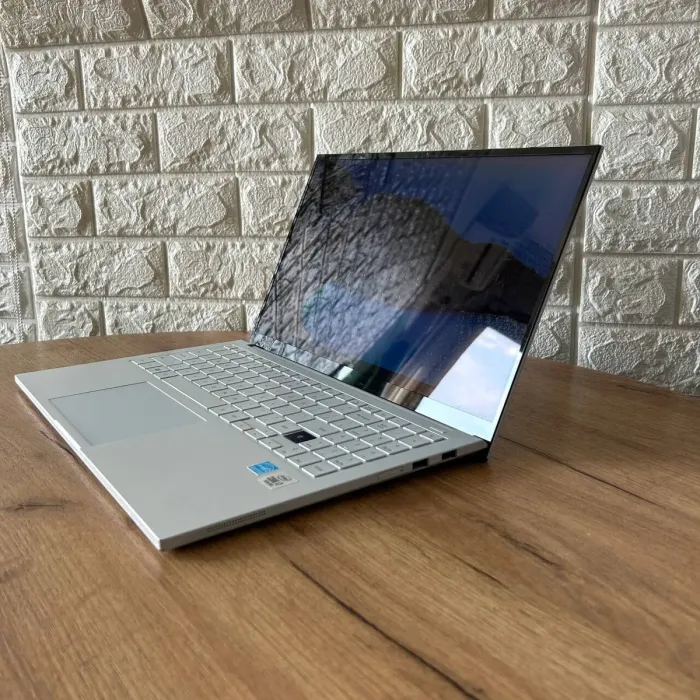 Ультрабук Б-клас Samsung Galaxy Book Ion White NP950XCJ-K02US / 15.6" (1920x1080) IPS / Intel Core i7-10510U (4 (8) ядра по 1.8 - 4.9 GHz) / 16 GB DDR4 / 256 GB SSD / Intel UHD Graphics / WebCam б/в - зображення 5