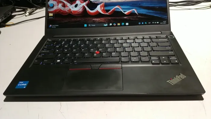 Ноутбук Lenovo ThinkPad E14 Gen 2 / 14'' (1920x1080) IPS / Intel Core i5-1135G7 (4 (8) ядра по 2.4 - 4.2 GHz) / 16 GB DDR4 / 512 GB SSD M.2 NEW/ Intel Iris Xe Graphics / WebCam / USB 3.2 / HDMI б/в - зображення 3