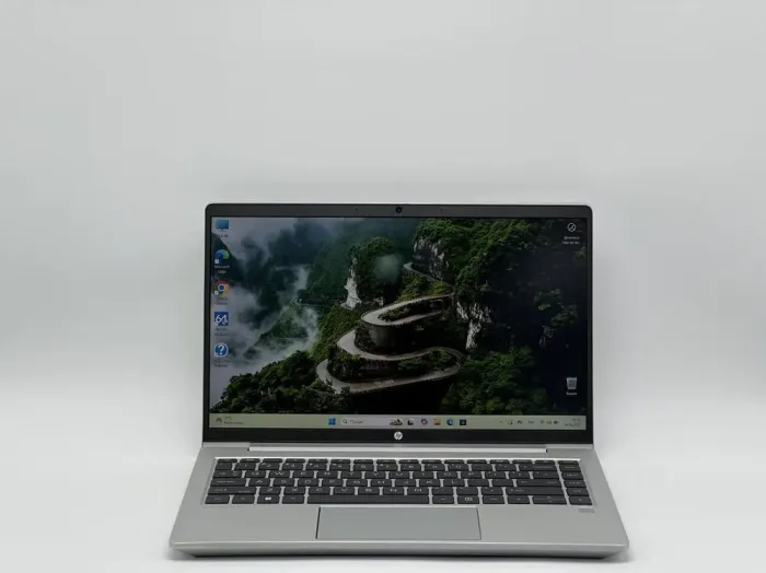 Ультрабук HP ProBook 445 G9 / 14" (1920x1080) IPS / AMD Ryzen 5 5625U (6 (12) ядер по 2.3 - 4.3 GHz) / 16 GB DDR4 / 240 GB SSD / AMD Radeon RX Vega 7 Graphics / WebCam б/в - зображення 2
