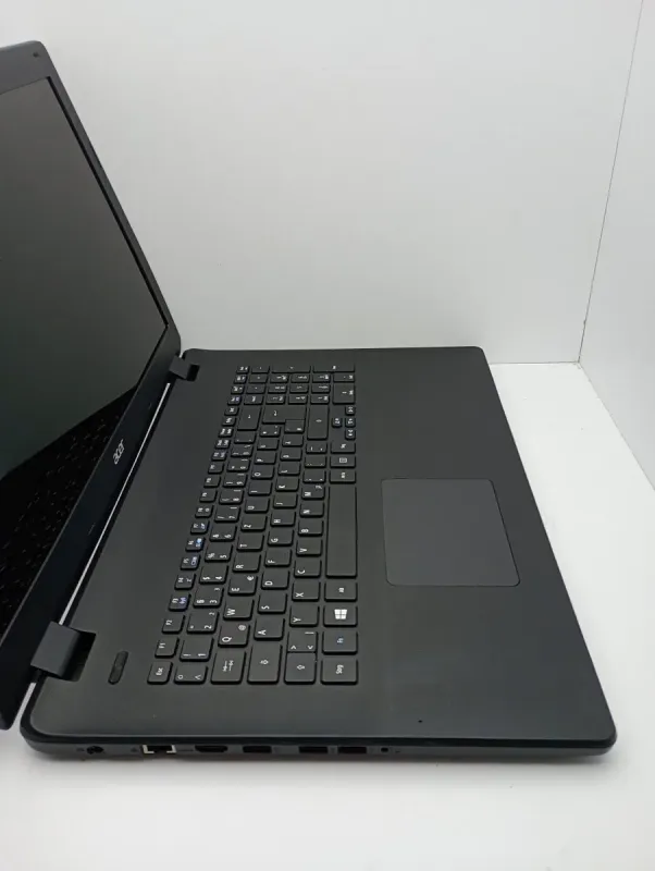 Ноутбук Acer Aspire ES1-711 / 17.3" (1600x900) TN / Intel Celeron N2940 (4 ядра по 1.83 - 2.25 GHz) / 4 GB DDR3 / 120 GB SSD / Intel HD Graphics / WebCam б/в - зображення 3