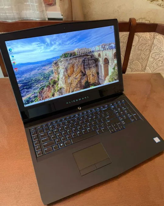 Ігровий ноутбук Dell Alienware 17 R5 / 17.3" (1920x1080) IPS / Intel Core i9-8950HK (6 (12) ядер по 2.9 - 4.8 GHz) / 32 GB DDR4 / 256 GB SSD M.2 NVMe PCIe+1000 GB HDD / nVidia GeForce GTX 1080, 8 GB GDDR5X, 256-bit / WebCam б/в - зображення 2
