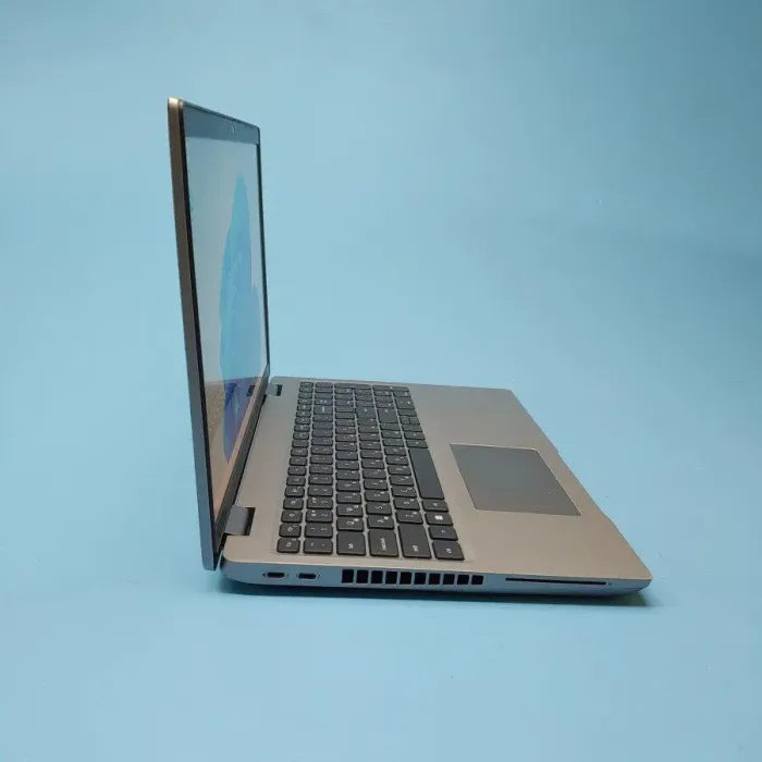 Ультрабук Б-клас Dell Precision 3571 / 15.6" (1920x1080) IPS / Intel Core i5-12600H (12 (16) ядер по 2.7 - 4.5 GHz) / 16 GB DDR5 / 256 GB SSD / Intel Iris Xe Graphics / WebCam / Win 11 Pro б/в - зображення 4