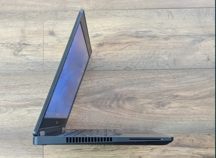 Ноутбук Dell Latitude E5570 / 15.6" (1366x768) TN / Intel Core i5-6300U (2 (4) ядра по 2.4 - 3.0 GHz) / 8 GB DDR4 / 128 GB SSD / Intel HD Graphics 520 / WebCam / Windows 11 б/в - зображення 4