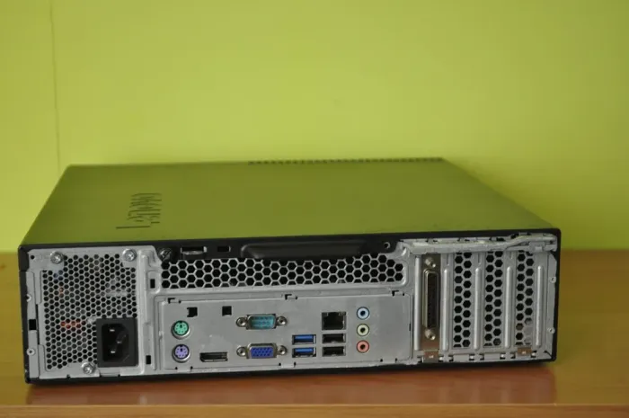 Комп'ютер Lenovo ThinkCentre M700 SFF / Intel Core i5-6400 (4 ядра по 2.7 - 3.3 GHz) / 8 GB DDR4 / 250 GB HDD / Intel HD Graphics 530 / DVD-ROM / Без OC б/в - зображення 5