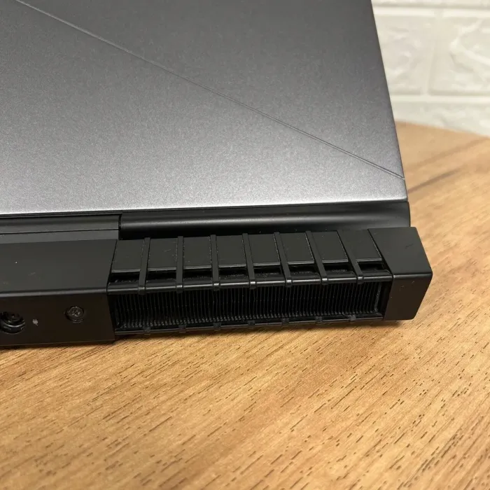 Ігровий ноутбук Б-клас Dell Alienware 15 R3 / 15.6" (1920x1080) IPS / Intel Core i7-6700HQ (4 (8) ядра по 2.6 - 3.5 GHz) / 16 GB DDR4 / 256 GB SSD + 1000 GB HDD / nVidia GeForce GTX 1060, 6 GB GDDR5, 192-bit / WebCam б/в - зображення 10