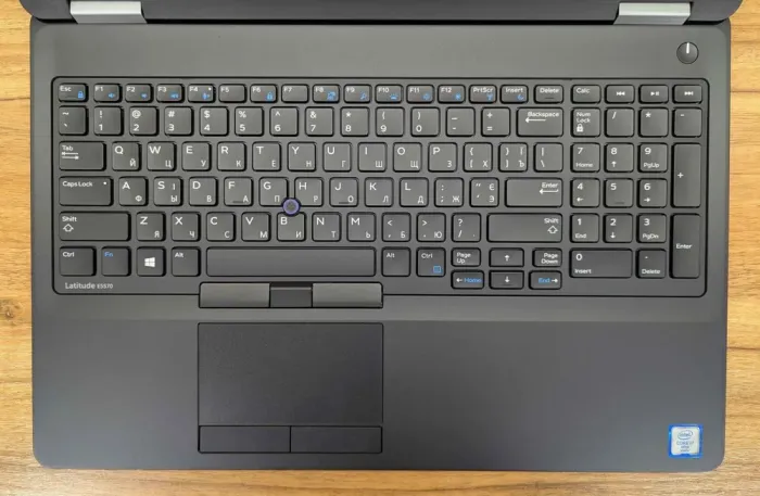 Ноутбук Dell Latitude E5570 / 15.6" (1366x768) TN / Intel Core i7-6820HQ (4 (8) ядра по 2.7 - 3.6 GHz) / 16 GB DDR4 / 512 GB SSD / AMD Radeon R7 M370, 2 GB GDDR5, 128-bit / VGA / WebCam / Windows 10 б/в - зображення 3