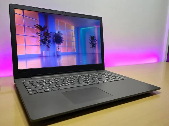 Ультрабук Lenovo IdeaPad V130-15IKB / 15.6'' (1920x1080) TN / Intel Core i3-7020U (2 (4) ядра по 2.3 GHz) / 8 GB DDR4 / 256 GB SSD / Intel HD Graphics 620 / WebCam б/в - зображення 3