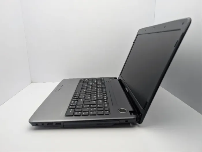 Ноутбук Medion Akoya E6234 / 15,6" (1366x768) TN / Intel Core i3-3110M (2 (4) ядра по 2,4 ГГц) / 6 ГБ DDR3 / 750 ГБ HDD / Intel HD Graphics 4000 / Веб-камера / DVD-ROM / Без АКБ б/в - зображення 5