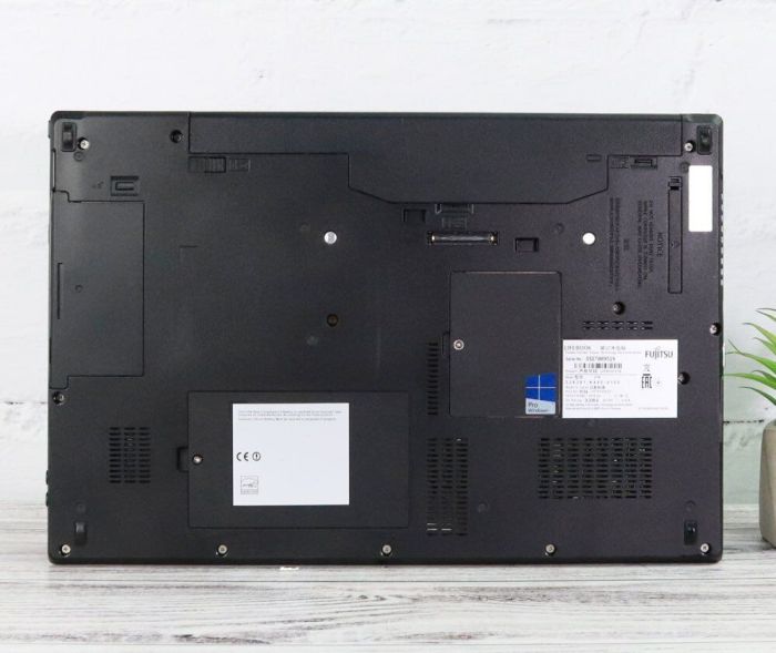 Ноутбук Fujitsu LifeBook E756 / 15.6" (1366x768) TN / Intel Core i5-6200U (2 (4) ядра по 2.3 - 2.8 GHz) / 8 GB DDR4 / 240 GB SSD / Intel HD Graphics 520 / WebCam / Win 10 Pro б/в - изображение 6