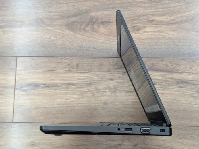 Ультрабук Б-клас Dell Latitude 5490 / 14" (1920x1080) IPS Touch / Intel Core i5-6300U (2 (4) ядра по 2.4 - 3.0 GHz) / 8 GB DDR4 / 256 GB SSD / Intel HD Graphics 520 / WebCam б/в - зображення 6