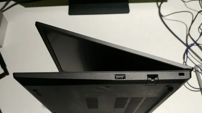 Ультрабук Б-клас Lenovo ThinkPad E15 Gen 2 / 15.6" (1920x1080) IPS / Intel Core i5-1135G7 (4 (8) ядра по 2.4 - 4.2 GHz) / 8 GB DDR4 / 256 GB SSD / Intel Iris Xe Graphics / WebCam б/в - зображення 4